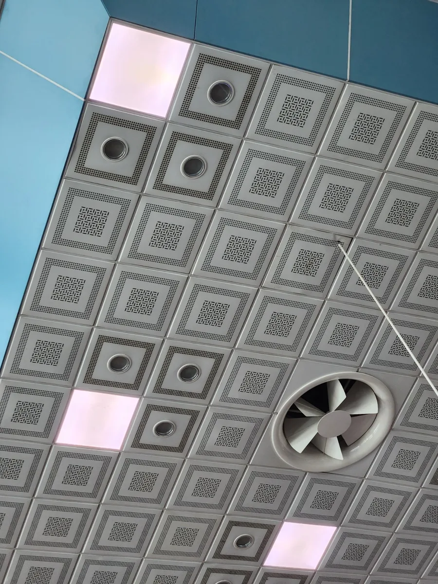 Plafond personnalisé — espace aéroportuaire